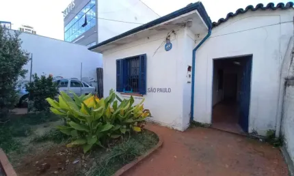 Casa à venda, com 3 quartos, 2 vagas, na Vila Mariana, a 850 m do metrô Santa Cruz