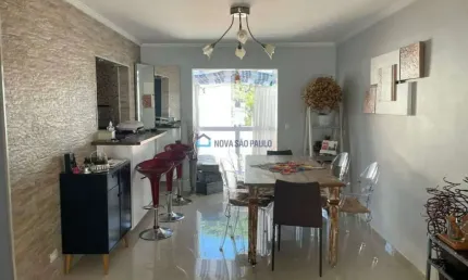 Casa à venda no Planalto Paulista com 3 quartos e 4 vagas de garagem.