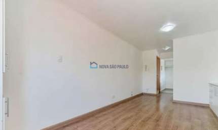 Studio na Rua Vergueiro - 450m, 7 min a pé ao metrô Santos Imigrantes