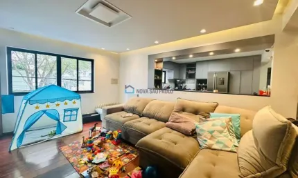 Sobrado com 5 Quartos e 4 banheiros à Venda, 520 m²,  tem em anexo 3 lojas comerciais com renda.