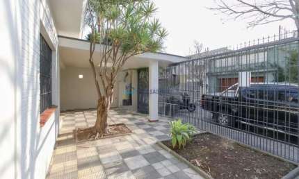 Casa Térrea com 180m² sendo 4 dorms 1 suíte sala coz 3 banhs área de serviço 2 vagas de garagem.