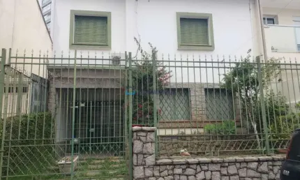 Casa à venda na Vila Clementino com 3 quartos sendo 1 suíte.