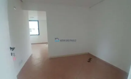Conjunto Comercial à venda na Vila Clementico, com 2 salas, 2 banheiros e 1 vaga de garagem.