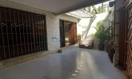 Sobrado com 3 quartos, 2 suítes e 2 vagas, totalmente reformado.