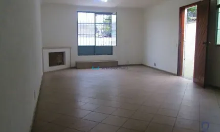 Casa  à venda no jabaquara com 3 quartos sendo 1 suíte e 2 vagas de garagem.