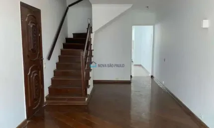 Sobrado com 03 dormitórios na região da Vila Mascote