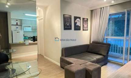 Apartamento com 2 dormitórios, 1 banheiro e 1 vaga de garagem.