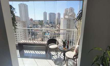 Apartamento de 2 dormitórios, 1 suíte, 1 vaga, armários planejados, em andar alto.