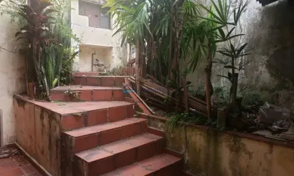 Casa à venda na Vila Brasilina com amplo terreno para reforma ou construção.