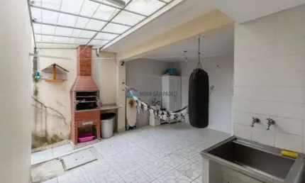 Casa com 3 dormitórios, 2 vagas no Metrô Praça da Árvore.
