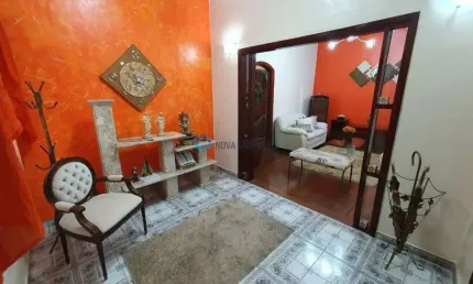 Sobrado com 04 dormitórios na região da Vila Império