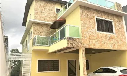 Aceita pet!!! Casa com piscina, 3 suites e 8 vagas em São Caetano.