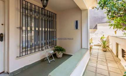 Casa térrea . na Saúde . 3 dormitórios (1 suíte) . 4 banheiros . 2 vagas