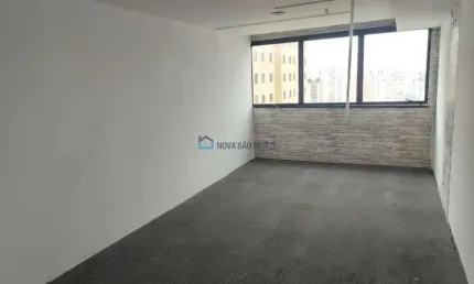 Sala comercial na praça da árvore, 56m² com 1 banheiro e 1 vaga.