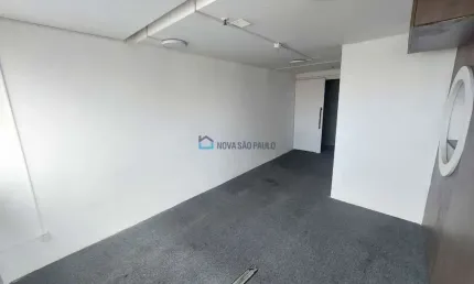 Sala comercial na praça da árvore, 56m² com 1 banheiro e 1 vaga.