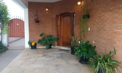 Casa térrea isolada a 870m metrô saúde . 3 dormitórios (2 suítes) . 5 banheiros . 2 vagas . 255m2