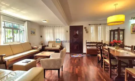 Ampla casa com entrada lateral, quintal, dependência de empregados e 4 vagas de garagem!
