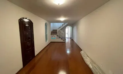 Sobrado com 03 dormitórios na região da Vila Mascote