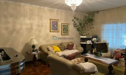 Sobrado com 03 dormitórios na região da Vila Mascote.