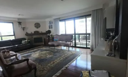Moema, apartamento clássico, reformado, inclusive parte elétrica!
