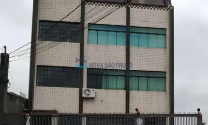 Prédio comercial de 3 andares na Rua Vergueiro com 10 vagas, 6 banheiros com estrutura de escritório
