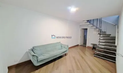 Casa à Venda com 2 quartos e 2 vagas - próximo do Metrô