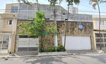 Casa com 3 dormitórios, 3 vagas, piscina e churrasqueira.