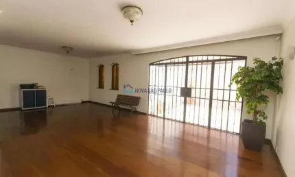 Sobrado com 256m² sendo 4 dormitórios 3 suítes sala coz 4 banheiros lavanderia 5 vagas de garagem.