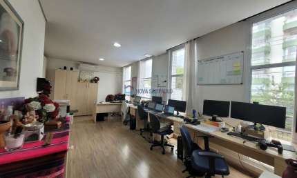 Prédio comercial - 700 m ( 10 min)  metrô São Judas.