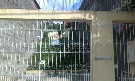 Terreno de 250m², edícula nos fundos com 01 dormitório, sala, cozinha e banheiro.