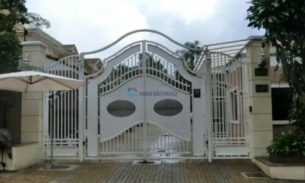 Casa de Condomínio - Chácara Monte Alegre com 338m²