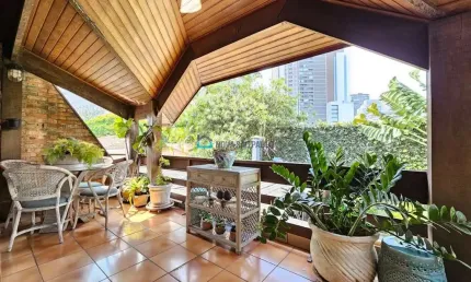 Casa com piscina à venda em moema com 3 suítes e  4 vagas de garagem.