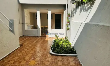 Casa Assobrado na Rua Itapiru, a 450 metros do metrô saúde, com um quital que é uma charme.