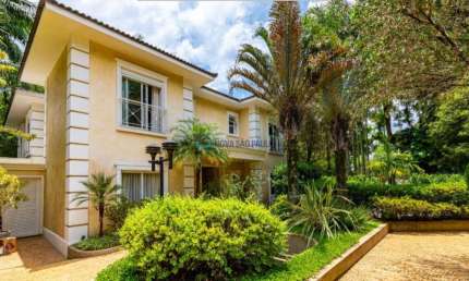 Casa nova de alto padrão em condomínio fechado, jardim, piscina, em região arborizada e segura.