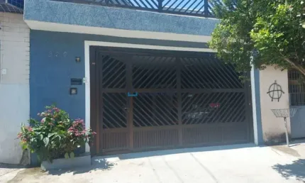 Sobrado com 102m² no Jardim Miriam, 03 dormitórios sendo 02 suites.