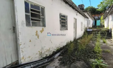 Terreno , com uma área total de 400 m² e uma frente de 10 metrôs.