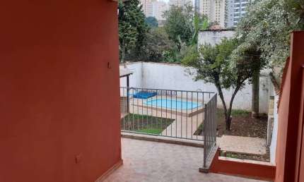 Casa térrea miolo do Jardim da Saúde, próximo Shopping Plaza Sul, 5 vagas, piscina, churrasqueira.
