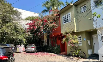 Casa de vila totalmente reformada (1º uso) com piso monolítico nas áreas molhadas, nos Jardins!