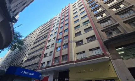 Conjunto comercial na Praça da Republica, ao lado do Metrô.