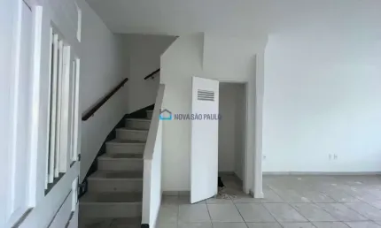 Sobrado com 03 dormitórios na região da Vila Mascote.