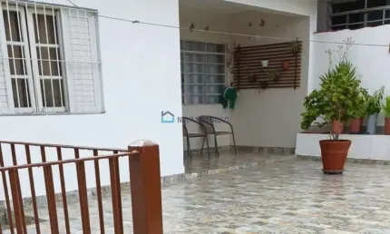 Casa térrea, com sobrado nos fundos, toda reformada e com quintal
