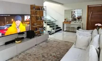 Casa com piscina à venda no Planalto Paulista pronta para morar.