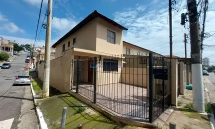Casa à venda na Vila Brasilina com 3 quartos e 2 vagas de garagem.