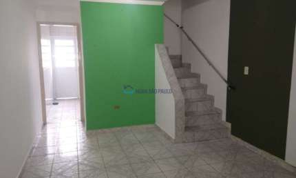 Sobrado próximo padaria trevo, Igreja São José, CEU, Escolas, Comércio, Supermercados.