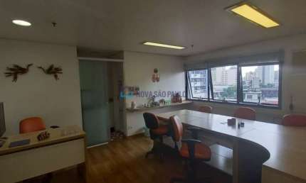 Conjunto comercial totalmente mobiliado e reformado ao lado do metrô