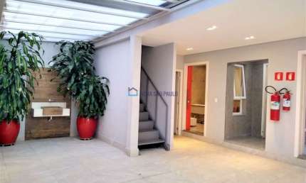 Casa comercial e residencial com 8 salas e 3 vagas, ao lado da estação Saúde do Metrô.