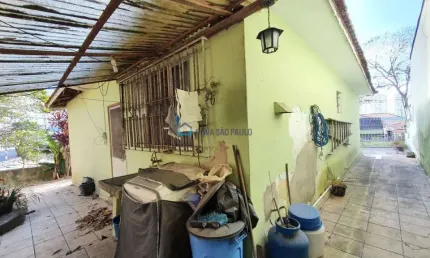 Casa térrea de esquina, possui amplo e Salão comercial junto ao terreno!