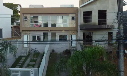 Casa de condomínio 3 dormitórios à venda no Bairro Mário Quintana com 110 m² de área privativa - 2 vagas de garagem