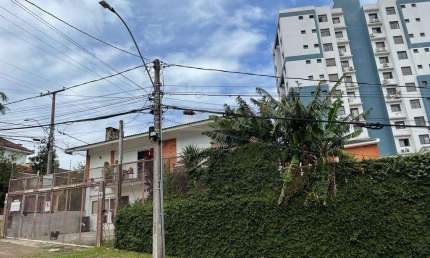 Casa 4 dormitórios à venda no Bairro Jardim do Salso com 390 m² de área privativa - 6 vagas de garagem