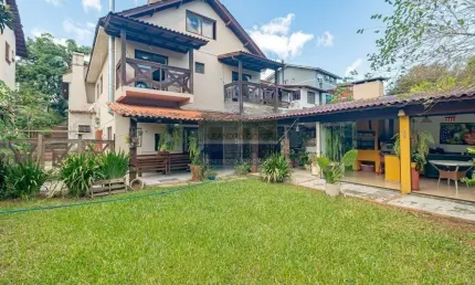 Casa de condomínio 5 dormitórios à venda no Bairro Condomínio Condado de Castella com 560 m² de área privativa - 2 vagas de garagem